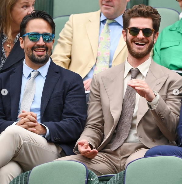 リン＝マニュエル・ミランダとアンドリュー・ガーフィールド。サングラス姿で観戦を楽しんでいた（画像は『Wimbledon　2023年7月15日付Instagram「The place to be」』のスクリーンショット）