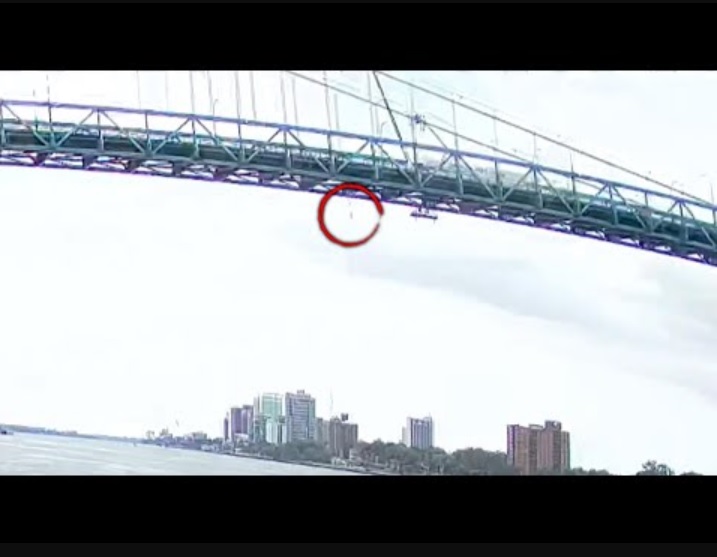 米ミシガン州デトロイトとカナダを結ぶ橋の上で作業中だった鉄工作業員が今月12日、約43メートル下のデトロイト川に転落した（画像は『Inside Edition　2023年7月19日公開 YouTube「Iron Worker Survives 150-Foot Fall From Bridge」』のサムネイル）