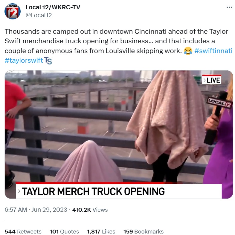 友人もピンク色の毛布を被っており、職場に仮病を使ったのがバレないように徹底した対策をとっていた。今回は11歳の娘がテイラー・スウィフトのコンサートに初参戦することで気合いを入れてきたという（画像は『Local 12/WKRC-TV　2023年6月29日付Twitter「Thousands are camped out in downtown Cincinnati ahead of the Taylor Swift merchandise truck opening for business...」』のスクリーンショット）