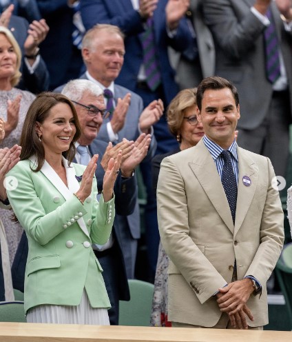 ロイヤルボックスに立つキャサリン皇太子妃とロジャー・フェデラー。ロジャーの功績を称え、スタンディングオベーションが巻き起こった（画像は『The Prince and Princess of Wales　2023年7月4日付Instagram「There's nothing quite like the first week of Wimbledon.」』のスクリーンショット）