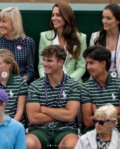 ウィンブルドンの女子シングルスを観戦する皇太子妃。元テニス選手ローラ・ロブソン（右）と一緒に試合を楽しんだ（画像は『The Prince and Princess of Wales　2023年7月4日付Instagram「There's nothing quite like the first week of Wimbledon.」』のスクリーンショット）