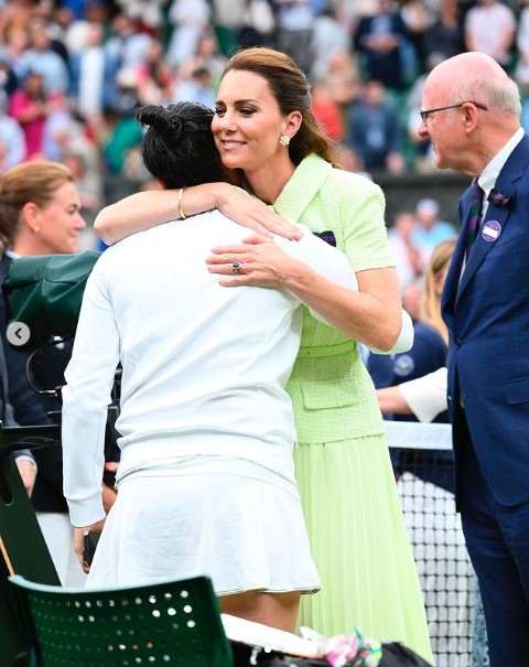 決勝戦で敗れたオンス・ジャバー選手にハグをするキャサリン皇太子妃。同選手は悔しさのあまり泣きじゃくっていた（画像は『Wimbledon　2023年7月15日付Instagram「A royal embrace」』のスクリーンショット）