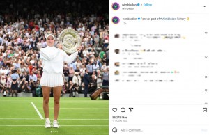 優勝トロフィーを高く掲げるマルケタ・ボンドロウソバ選手。ノーシードで同大会の女子シングルスで優勝した史上初の選手となった（画像は『Wimbledon　2023年7月15日付Instagram「Forever part of ＃Wimbledon history」』のスクリーンショット）