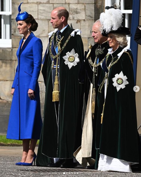 ホリールード宮殿前に並ぶウィリアム皇太子夫妻とチャールズ国王夫妻。4人はその後、聖ジャイルズ大聖堂へと向かった（画像は『The Royal Family　2023年7月5日付Instagram「The King and Queen, accompanied by The Duke and Duchess of Rothesay,」』のスクリーンショット）