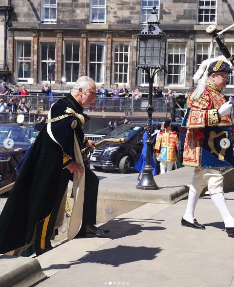 聖ジャイルズ大聖堂に到着したチャールズ国王。近くでは君主制に反対する人々がデモを行い、ブーイングの声が聞こえていた（画像は『The Royal Family　2023年7月5日付Instagram「The King and Queen, accompanied by The Duke and Duchess of Rothesay,」』のスクリーンショット）