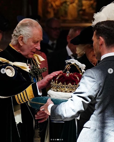 現地時間5日、スコットランドで戴冠式が執り行われたチャールズ国王。礼拝ではスコットランドの王冠を授与された（画像は『The Royal Family　2023年7月5日付Instagram「The King and Queen, accompanied by The Duke and Duchess of Rothesay,」』のスクリーンショット）