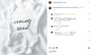今年3月、夫ベイダー・シャマス氏との第1子妊娠を発表するリンジー・ローハンの投稿。白いロンパースの上に「coming soon…（カミング・スーン）」との言葉が記された（画像は『Lindsay Lohan　2023年3月14日付Instagram「We are blessed and excited!」』のスクリーンショット）
