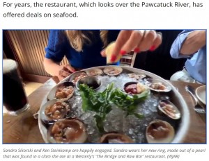 このレストランの常連客であるサンディさんは、大皿に盛られて出てきた二枚貝の最後の1つを口にした時、丸くて硬い何かを感じたという（画像は『NBC 10 WJAR　2023年7月25日付「Westerly woman finds rare pearl while eating clam; made into engagement ring」（WJAR）』のスクリーンショット）