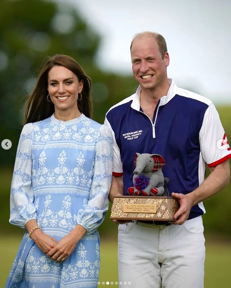 現地時間6日に開催された「ロイヤル・チャリティ・ポロ・カップ」でのキャサリン皇太子妃とウィリアム皇太子。選手として出場した皇太子は自身のチームが勝利し、トロフィーを受け取った（画像は『The Prince and Princess of Wales　2023年7月6日付Instagram「Huge thanks to everyone who attended today’s Charity Polo Cup,」』のスクリーンショット）
