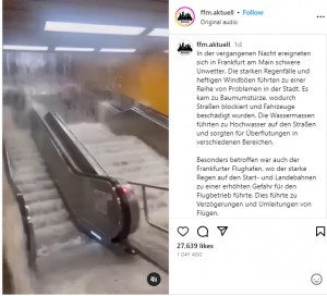 フランクフルト南駅では、閉じられた地上階のガラスのドアがひび割れ、駅構内に浸水。水は滝のように激流となって落ちていった（画像は『ffm.aktuell　2023年8月17日付Instagram「In der vergangenen Nacht ereigneten sich in Frankfurt am Main schwere Unwetter.」』のスクリーンショット）