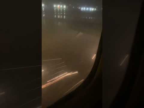 着陸中の機内から外の様子を撮影した動画では、左主翼の下から火花が激しく飛び散り、機内で乗客らが叫ぶ声も聞こえていた（画像は『Abhinav Amineni　2023年8月21日公開 YouTube「Plane crash in SNA airport（john wayne）8/21/2023」』のサムネイル）