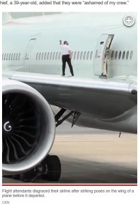 2人目の客室乗務員は、最初に翼の上に出た同僚を止めるどころか、一緒に楽しくポーズをとって記念撮影を行っていた（画像は『New York Post　2023年8月25日付「Airline crew blasted for ‘life threatening’ photo shoot on plane wing」（CEN）』のスクリーンショット）