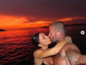 ロマンティックな夕日をバックに、キスをするデヴィッド・ベッカム＆ヴィクトリア・ベッカム夫妻。現在も熱々な2人に、ファンも感激していた（画像は『Victoria Beckham　2023年8月26日付Instagram「Family time is everything」』のスクリーンショット）