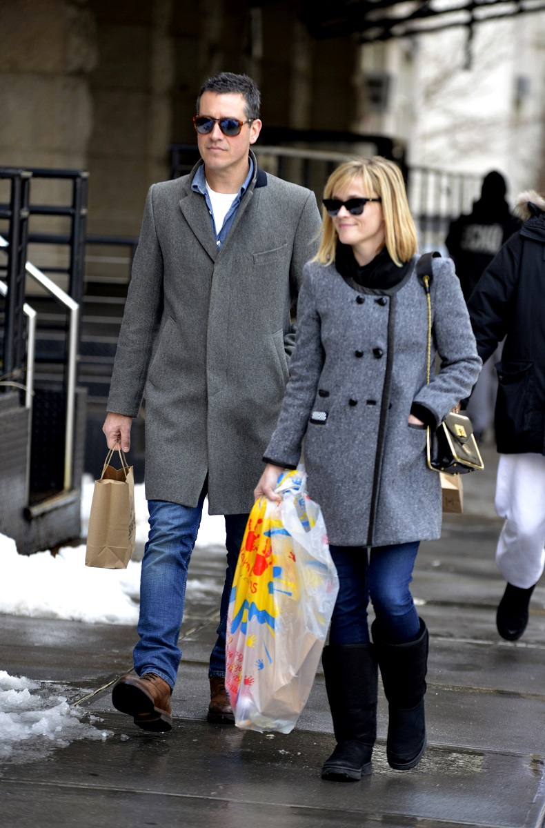 2014年2月、ニューヨーク市ソーホーで買い物中のジム・トス氏とリース・ウィザースプーン。2人は今年3月に離婚を発表した