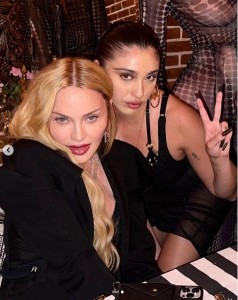 マドンナと愛娘ローデス・レオン。誕生日パーティでは、ローデスが母に向けて歌を披露した（画像は『Madonna　2023年7月30日付Instagram「Love from family and friends is the best Medicine.」』のスクリーンショット）