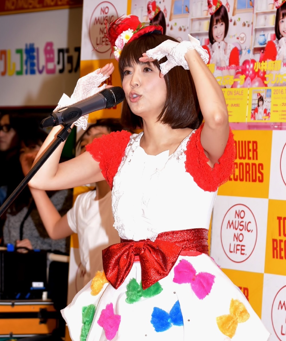 2016年1月、デビュー曲「ブリカマぶるーす」CD発売記念イベントで熱唱する小林麻耶