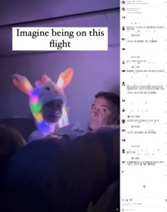 座席の背もたれの上から顔を出し、機内後方に目をやる男児。強烈な光で機内はチカチカしているが、父親とみられる男性が注意することはなかった（画像は『ecards　2023年8月16日付Instagram「I’d be ill」』のスクリーンショット）