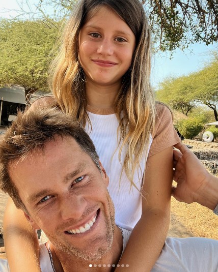 トム・ブレイディと娘のヴィヴィアンちゃん。アフリカ旅行を楽しんでいる様子だ（画像は『Tom Brady　2023年8月8日付Instagram「What an incredible trip to the most amazing continent…Africa」』のスクリーンショット）