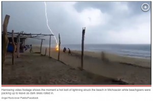 天蓋付きのビーチハウスに逃げ込む海水浴客たち。その瞬間、雷がエルヴィアさんとフェリックスさんを直撃した（画像は『New York Post　2023年9月19日付「Video shows terrifying moment lightning strikes beach ― killing two as it travels up sand」（Angel Rock-lover Pakito/Facebook）』のスクリーンショット）
