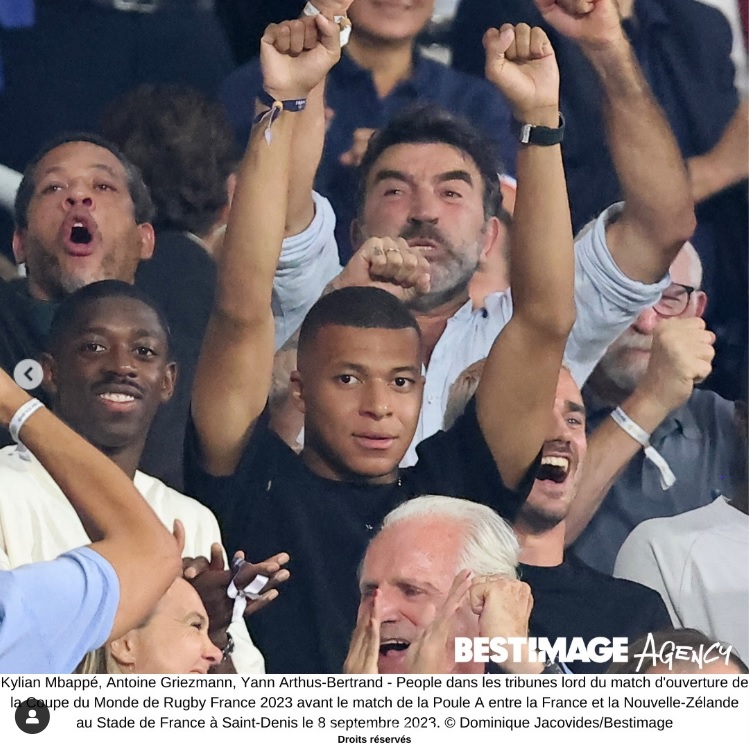 カメラ目線のキリアン・エムバペ（画像は『Agence Bestimage　2023年9月8日付Instagram「People dans les tribunes lord du match d'ouverture de la Coupe du Monde de Rugby France 2023」』のスクリーンショット）