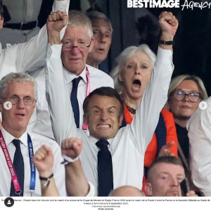 両手を高く掲げるエマニュエル・マクロン大統領（画像は『Agence Bestimage　2023年9月8日付Instagram「People dans les tribunes lord du match d'ouverture de la Coupe du Monde de Rugby France 2023」』のスクリーンショット）