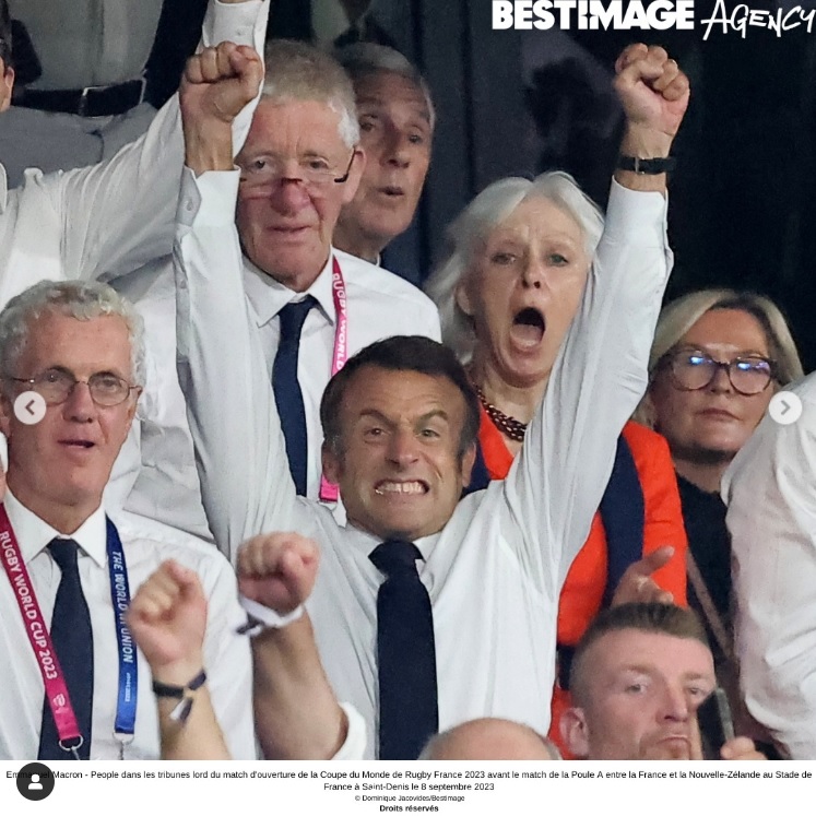 両手を高く掲げるエマニュエル・マクロン大統領（画像は『Agence Bestimage　2023年9月8日付Instagram「People dans les tribunes lord du match d'ouverture de la Coupe du Monde de Rugby France 2023」』のスクリーンショット）