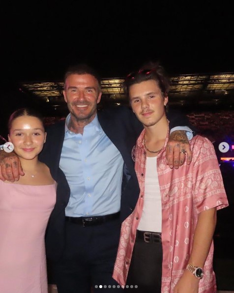 妹ハーパーちゃん、父デヴィッドと並ぶクルス・ベッカム。クルスは父と同様にタトゥーを入れ始めた（画像は『David Beckham　2023年7月17日付Instagram「Special night last night with family,」』のスクリーンショット）