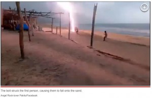 雷に打たれたエルヴィアさんはその場で死亡が確認、同じ被害を受けたフェリックスさんは搬送先の病院で息を引き取ったという（画像は『New York Post　2023年9月19日付「Video shows terrifying moment lightning strikes beach ― killing two as it travels up sand」（Angel Rock-lover Pakito/Facebook）』のスクリーンショット）