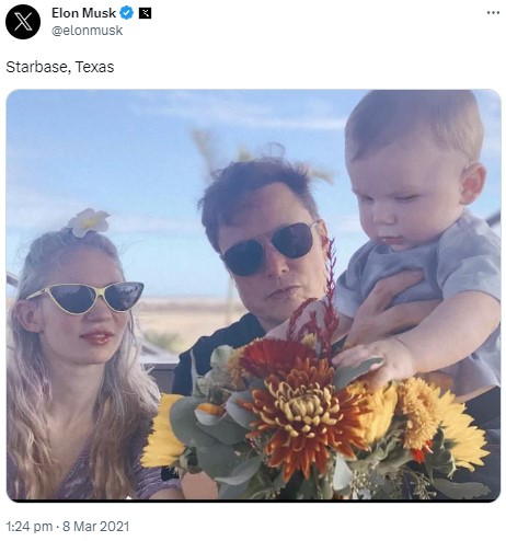 2021年、エックス君を抱くイーロンとグライムスの親子ショット。とても幸せそうだったのだが…（画像は『Elon Musk　2021年3月8日付X「Starbase, Texas」』のスクリーンショット）