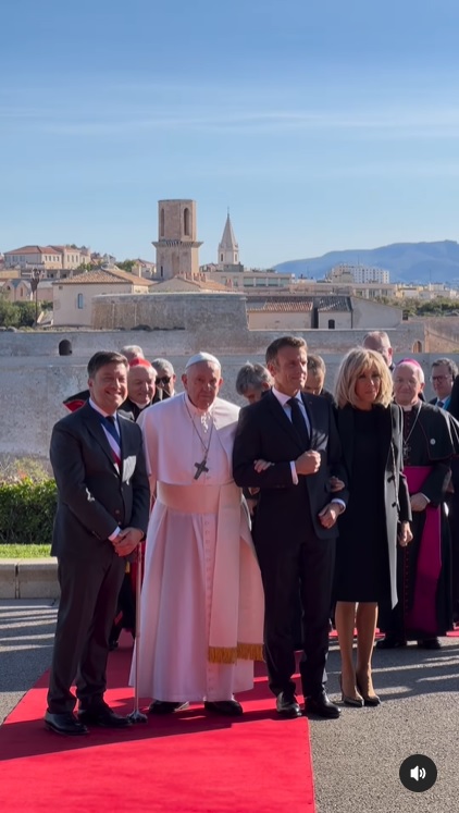 南仏マルセイユでローマ教皇に謁見したエマニュエル・マクロン仏大統領とブリジット・マクロン夫人（画像は『Présidence de la République　2023年9月23日付Instagram』のスクリーンショット）