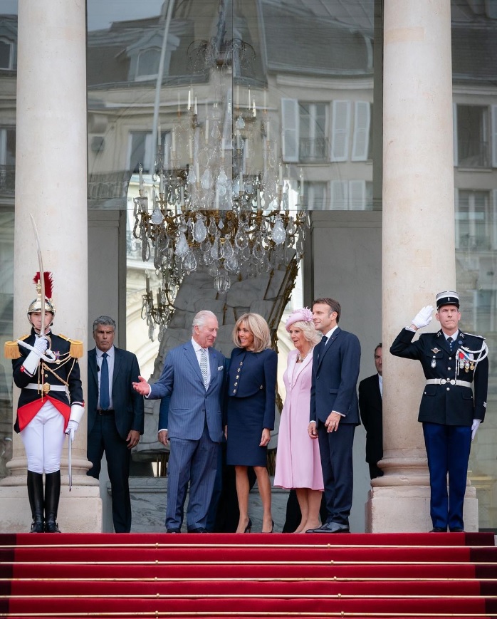 投稿で「両陛下、ようこそ！」と言葉を添えていたエマニュエル・マクロン仏大統領（画像は『Emmanuel Macron　2023年9月20日付Instagram「Vos Majestés, bienvenue.」』のスクリーンショット）