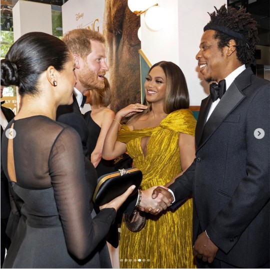 笑顔で談話するヘンリー王子＆メーガン妃夫妻とJay-Z＆ビヨンセ夫妻。2019年に英ロンドンで開催された実写版『ライオン・キング』のプレミア上映会で初対面を果たした（画像は『The Duke and Duchess of Sussex　2019年7月14日付Instagram「This evening, The Duke and Duchess of Sussex attended ＃TheLionKing European premiere in London at the Odeon Theatre.」』のスクリーンショット）