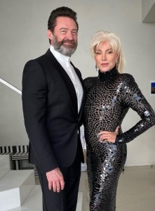 煌びやかなドレスを纏うデボラ＝リー・ファーネスと並ぶヒュー・ジャックマン。5月には夫婦そろってファッションの祭典「METガラ」に出席していた（画像は『Hugh Jackman　2023年5月2日付Instagram「If it’s the first Monday in May」』のスクリーンショット）