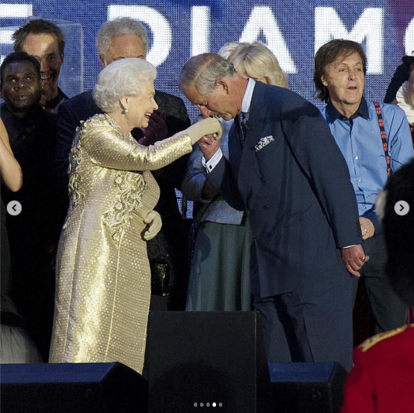 2012年に開催された女王の即位60周年記念「ダイヤモンド・ジュビリー」祝賀コンサートのステージで。チャールズ皇太子（当時）が母エリザベス女王の手にキスをしている（画像は『Clarence House　2022年4月21日付Instagram「Wishing Her Majesty The Queen a particularly special 96th birthday today,」』のスクリーンショット）
