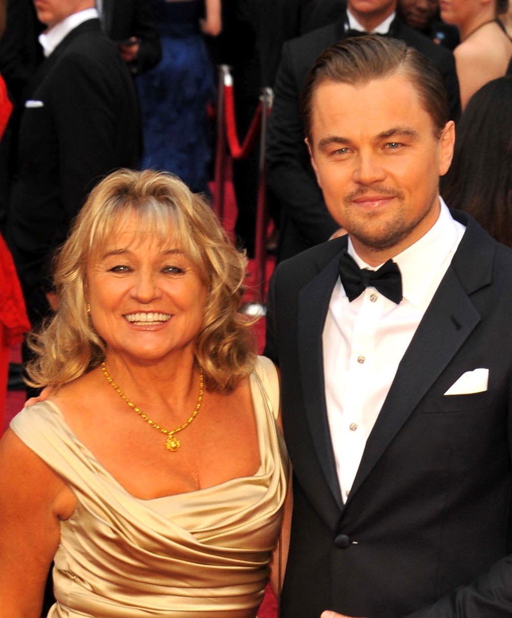 2014年3月「アカデミー賞」授賞式のレッドカーペットに母イルメリンさんと登場したレオナルド・ディカプリオ。孝行息子の彼は、母に新恋人ヴィットリア・チェレッティを紹介したようだ