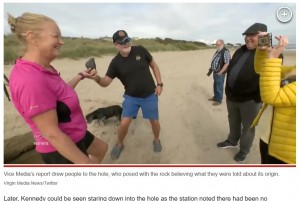 ビーチの大穴はアイルランド国内でニュースとなり、大きな話題を呼んだ。珍しい光景を一目見ようと訪れた人々は写真撮影をしていた（画像は『New York Post　2023年9月14日付「‘Cosmic crater’ probed by Irish TV revealed to be just a hole dug by ‘two lads with a beach spade’」（Virgin Media News/Twitter）』のスクリーンショット）