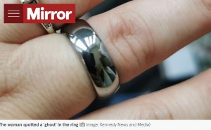 男性は自宅の廊下に飾られている曾祖父の写真とそっくりだったそうで、ベッキーさんは「あれは曾祖父で、きっと私の結婚を承認するために来たのでは？」と思っているという（画像は『The Mirror　2023年9月1日付「Woman ‘freaked out’ after spotting ‘ghost’ reflected in fiancé’s wedding ring」（Image: Kennedy News and Media）』のスクリーンショット）
