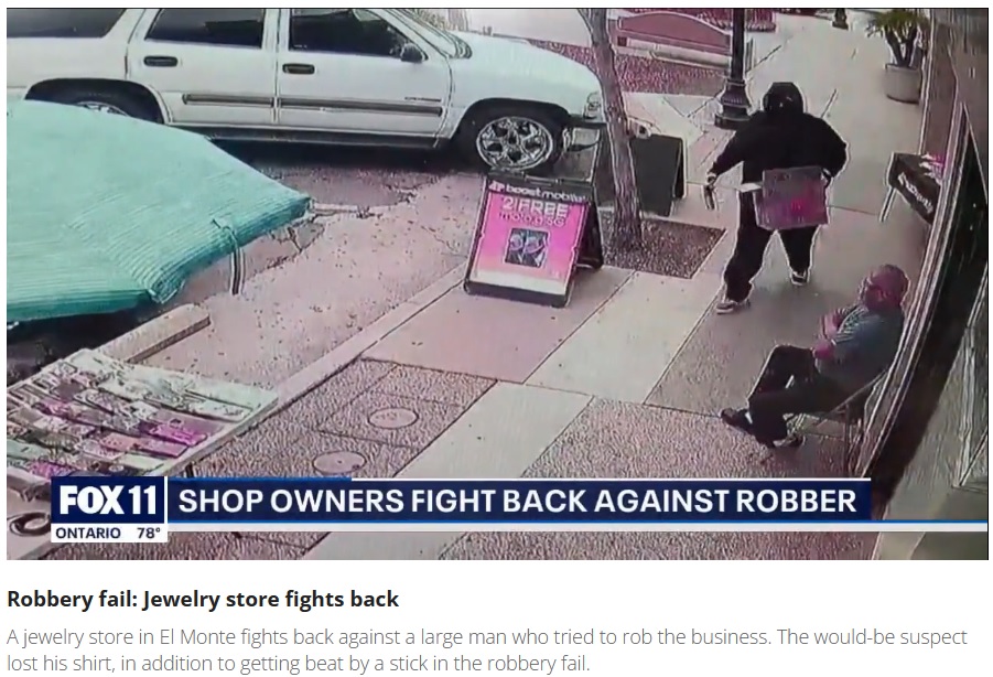上下黒い服にマスクを着用して通りを歩いていた男は、店先でイスに座っていた男性にクマ除けスプレーを吹きかけ、店内に侵入した（画像は『FOX 11 Los Angeles　2023年9月3日付「‘We just want laws to protect us’: California jewelry store wants change after robbery scare」』のスクリーンショット）