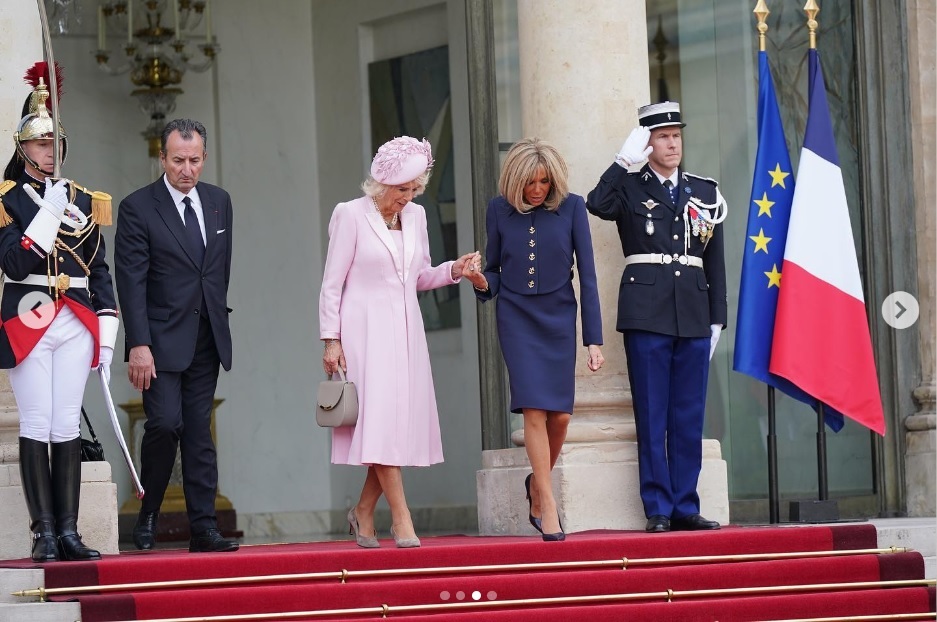 エリゼ宮の歓迎式典で、手を繋いで階段を下りるカミラ英王妃とブリジット・マクロン仏大統領夫人（画像は『The Royal Family　2023年9月20日付Instagram「Thank you for the warm welcome to Paris, President ＠EmmanuelMacron and Madame Macron.」』のスクリーンショット）