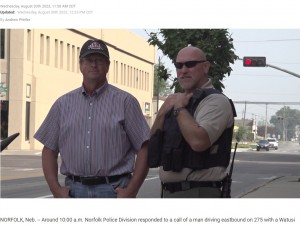 警察官はリーさんに交通違反切符を切るまでには至らなかったものの、指導警告書を手渡し「牛を連れて帰り、市内から去るように」と指示した（画像は『News Channel Nebraska　2023年8月30日付「Norfolk police pull over man with bull riding shotgun」』のスクリーンショット）