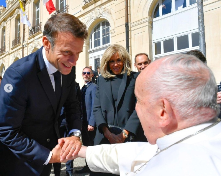 ブリジット夫人の左手首には、カルティエの「タンク」と思われる腕時計がキラリと光っている（画像は『Vatican News　2023年9月23日付Instagram「Pope Francis meets with French President Emmanuel Macron and his wife,」』のスクリーンショット）