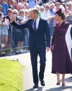 英ウェールズに到着したウィリアム皇太子夫妻。周囲には多くの群衆が集まっていた（画像は『The Prince and Princess of Wales　2023年9月8日付Instagram「A moment of reflection at St Davids Cathedral honouring Her Late Majesty」』のスクリーンショット）