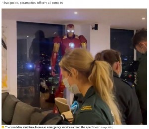 英マンチェスターにある高層マンションの一室に2021年10月、警察官ら10人が駆けつける騒ぎに。「人が吊るされている」と通報があったが、正体は“アイアンマン”の等身大フィギュアだった（画像は『Manchester Evening News　2021年10月20日付「Homeowner stunned as life-sized Iron Man model sparks major emergency services response」（Image: MEN）』のスクリーンショット）
