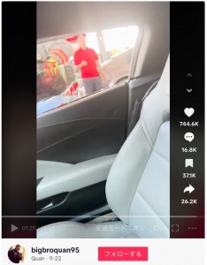 割られた窓ガラスは取り除かれ、ようやくクアンさんは車から外に出ることができた（画像は『Quan　2023年9月22日付TikTok「＃lockedincar ＃fyp」』のスクリーンショット）