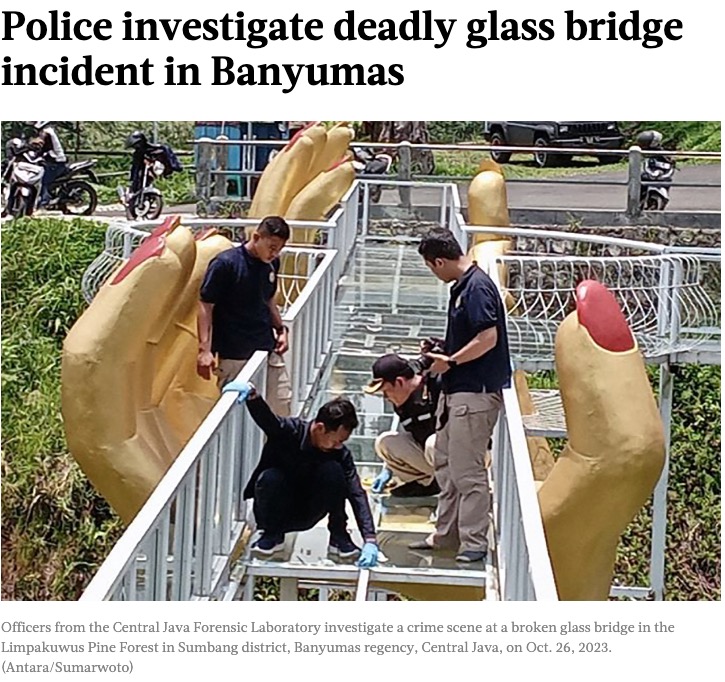 インドネシアの人気観光スポットであるガラスの橋が崩落。観光に訪れていた女性1人が死亡、3人が負傷した（画像は『The Jakarta Post　2023年10月26日付「Police investigate deadly glass bridge incident in Banyumas」（Antara/Sumarwoto）』のスクリーンショット）