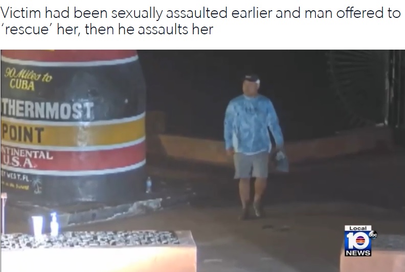 犯行後、現場に戻り、女性の服の一部を拾い集めていったケリー。顔ははっきりと映し出されていたが、警察が逮捕するまでに2年を要した（画像は『WPLG　2023年10月6日付「Person 1,600 miles away calls cops after he sees rape on Key West live camg」』のスクリーンショット）