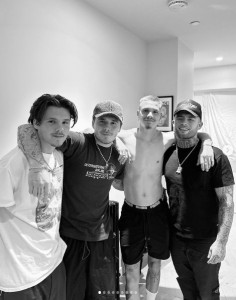 タトゥースタジオを訪れたクルス、ブルックリン、ロメオ。タトゥーアーティストのパブロさん（右端）が施術を担当した（画像は『CERTIFIED LETTER BOY　2023年10月6日付Instagram「Brotherhood」』のスクリーンショット）