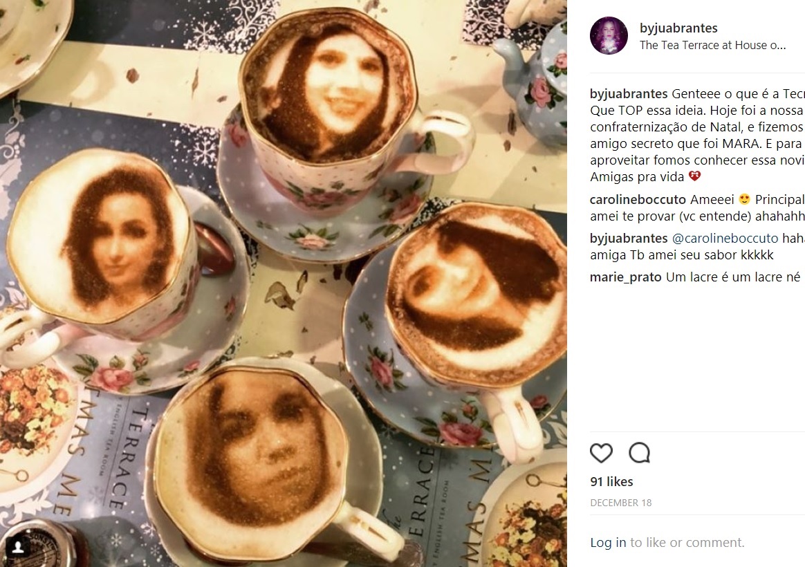 2017年に話題になった英ロンドンのカフェは、客のセルフィーをそのままラテアートにして提供していた（画像は『By Ju Abrantes　2017年12月17日付Instagram「Genteee o que é a Tecnologia？」』のスクリーンショット）
