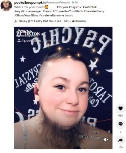 アメリカ在住の36歳女性。2021年9月にTikTokを開設したところ「髭が生えていてもナチュラルで美しい」と大人気に（画像は『PeekabooPumpkin　2021年9月24日付TikTok「Whats on your mind?」』のスクリーンショット）