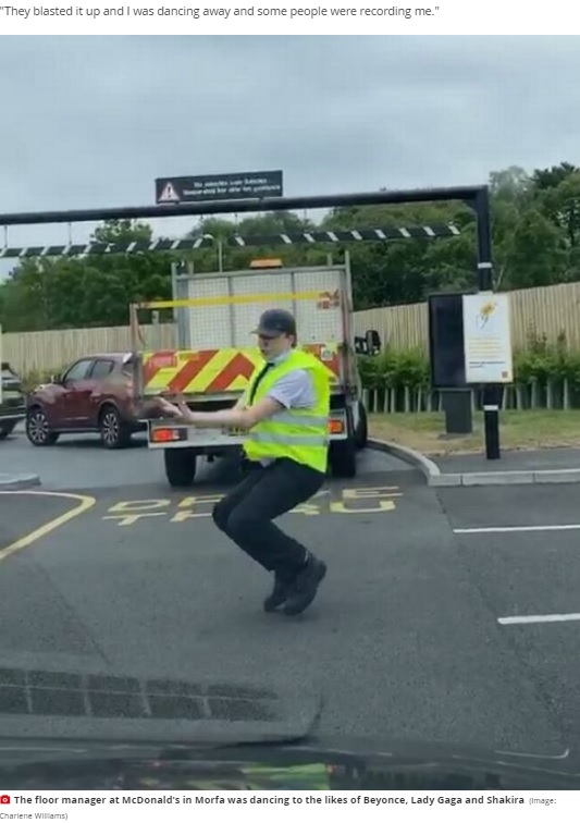 2020年に話題になった英スウォンジーのマクドナルド店員。ダンスを披露しながら交通整理をしてドライブスルーで待つ人々を笑顔にしていた（画像は『WalesOnline　2020年6月4日付「A McDonald’s drive-thru worker has gone viral after entertaining queues of traffic with his dancing」（Image: Charlene Williams）』のスクリーンショット）